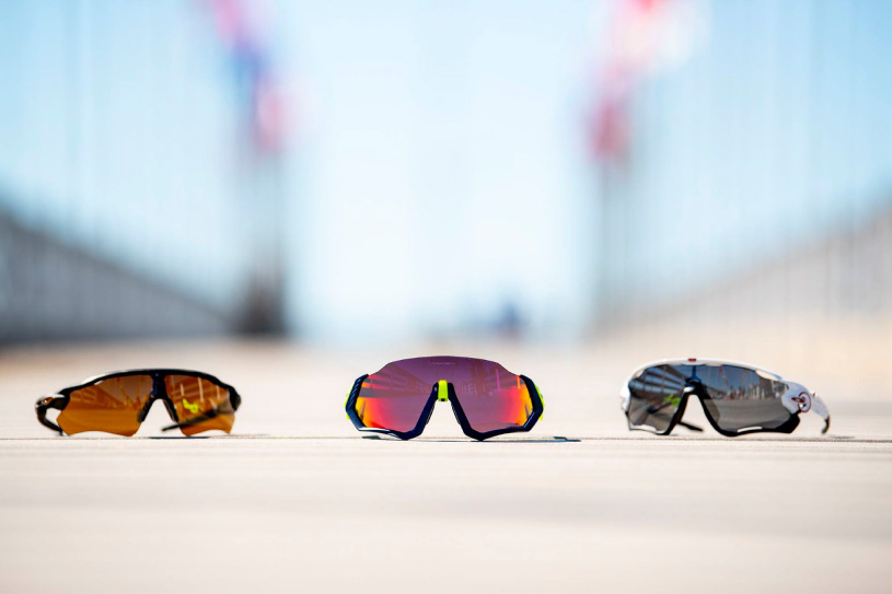 “OAKLEY”